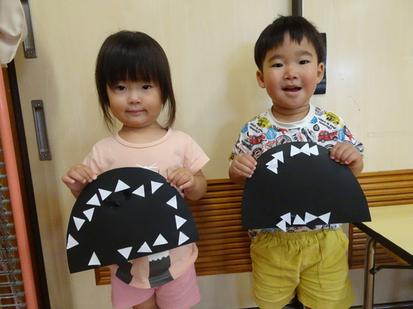 製作をする子ども (1)