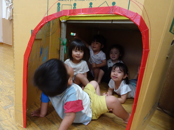 室内遊びを楽しむ子ども (1)