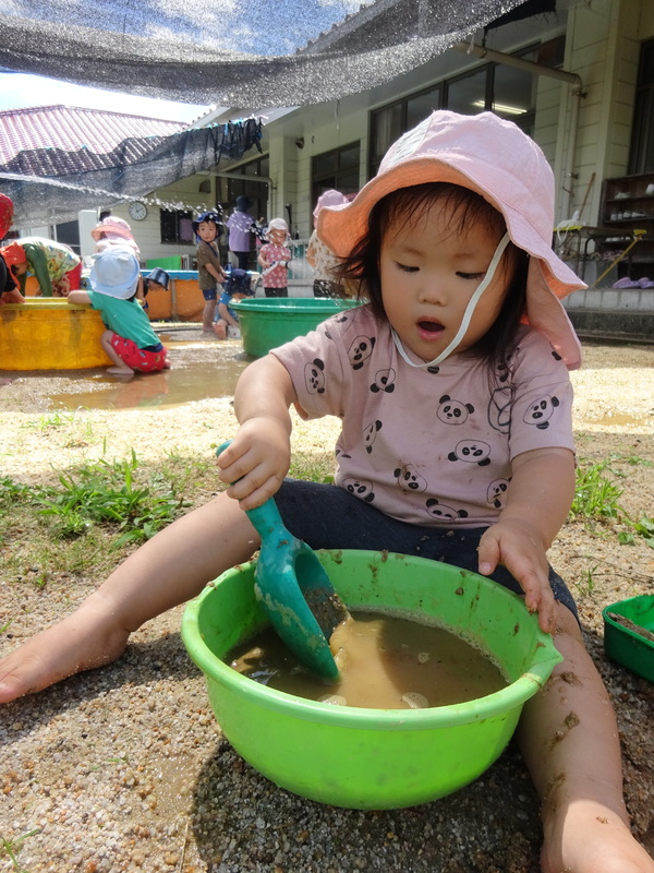 どろんこ遊びの様子 (4)
