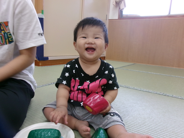 さつまいもを持つ