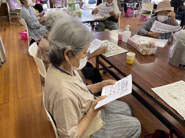 資料を見る参加者