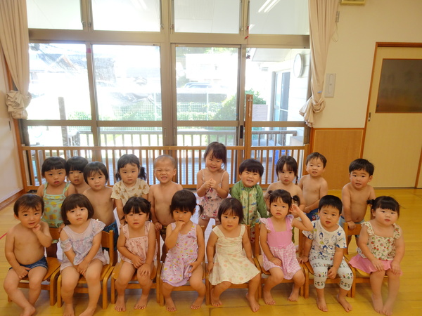 プールを楽しむ子ども (1)