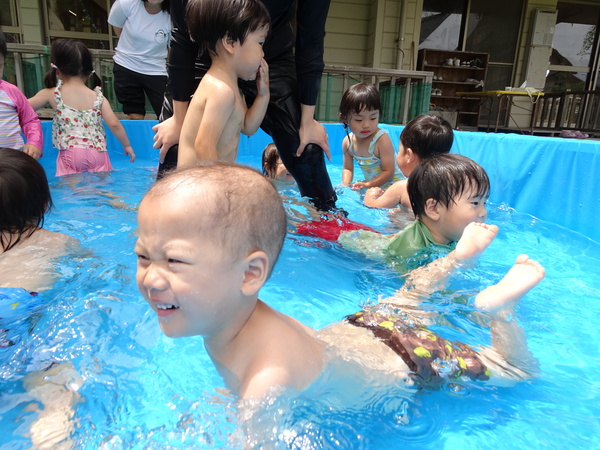 プールで遊ぶ子ども (5)