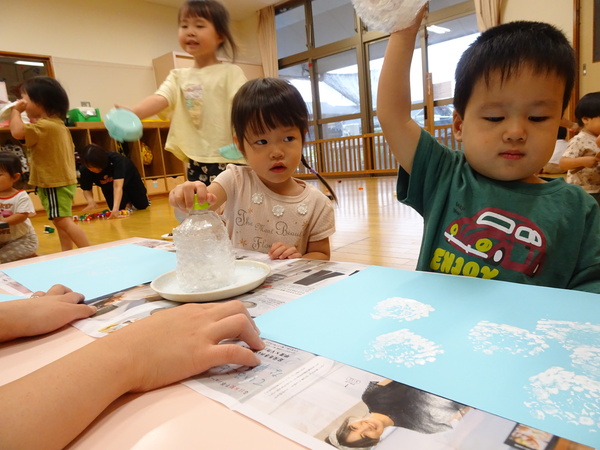 製作をする子ども (2)