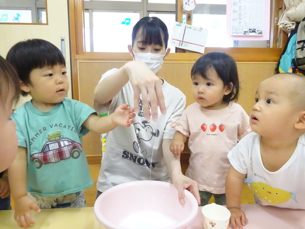 片栗粉スライムで遊ぶ様子 (4)