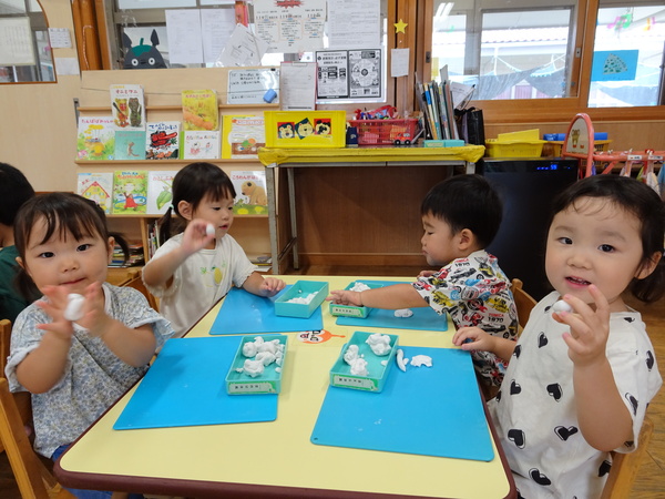 粘土で遊んでいる様子２