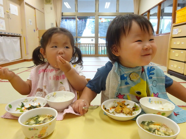 給食を食べている様子 (2)
