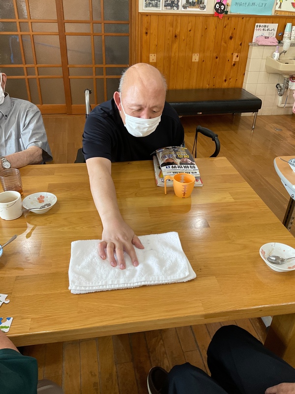 前に屈む運動です