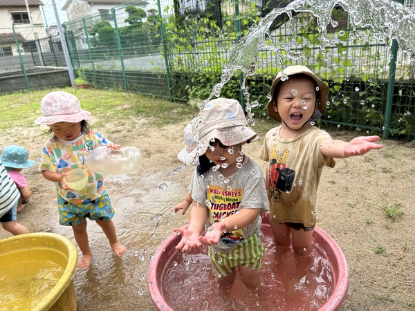 泥んこ遊びをする子ども (2)