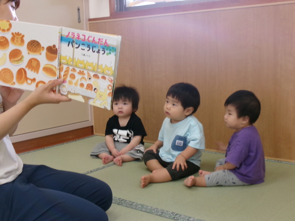 絵本を見る