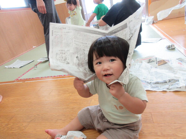 新聞紙遊びの様子 (2)