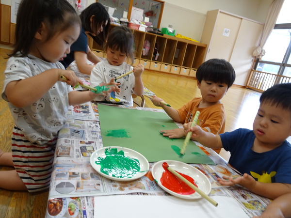 海の生き物の製作をしている様子 (2)