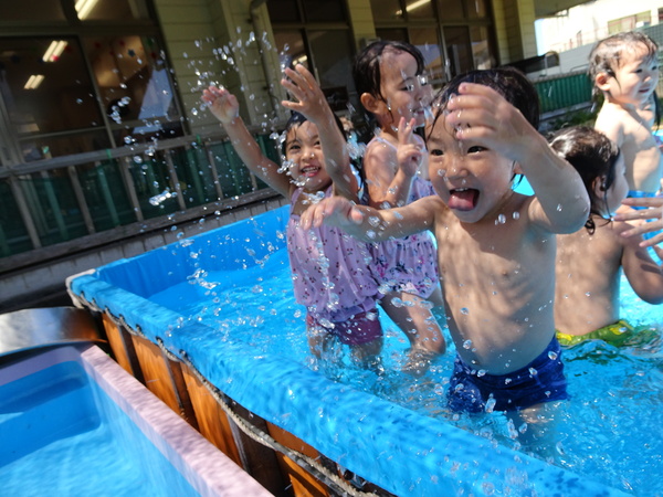 プールに入る子ども