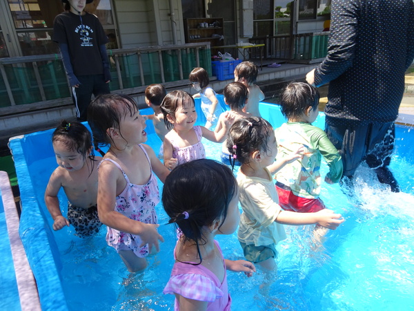 プールを楽しむ子ども (4)