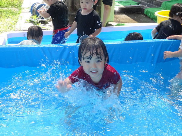 プール遊びを楽しむ様子 (7)