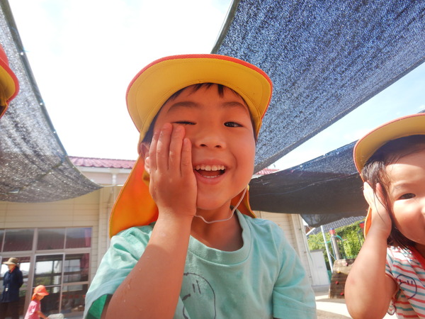 氷を触って手でおっぺを触る男の子
