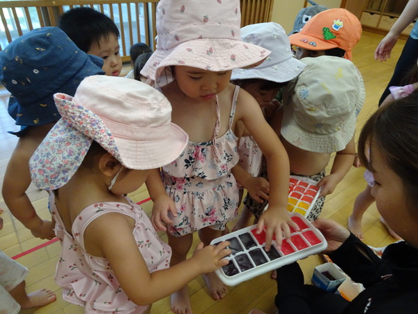 氷で遊ぶ子ども (2)