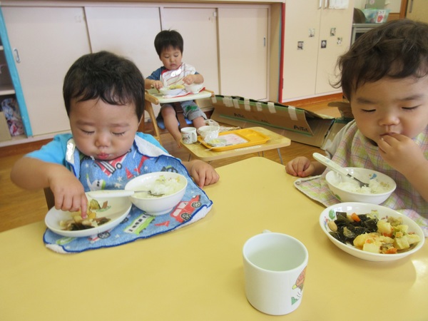 食事の様子 (1)