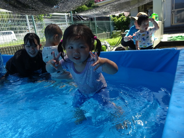プールで遊ぶ様子 (2)
