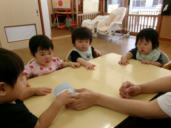 4人で座る