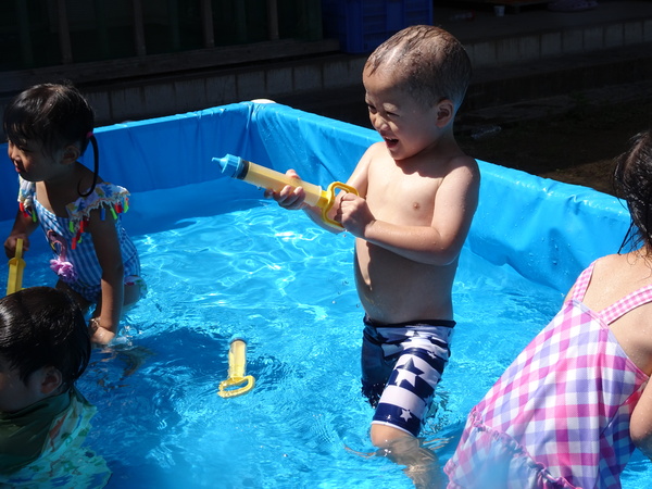 プールで遊ぶ子ども (5)