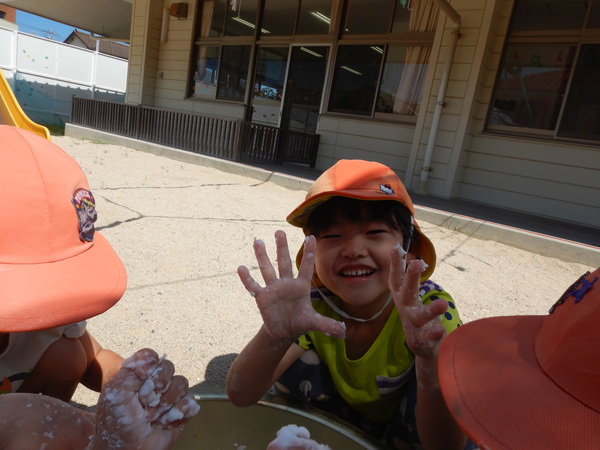 片栗粉粘土で遊んでいる様子 (3)