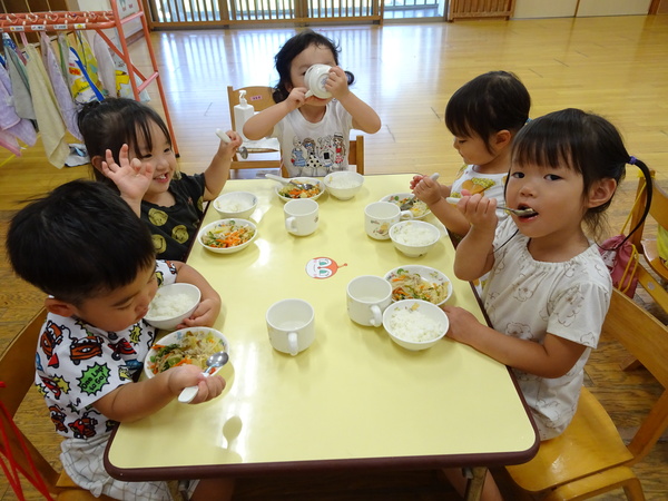 給食を食べる子ども (4)