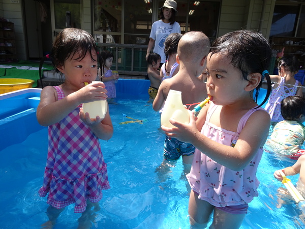 プールで遊ぶ子ども (3)