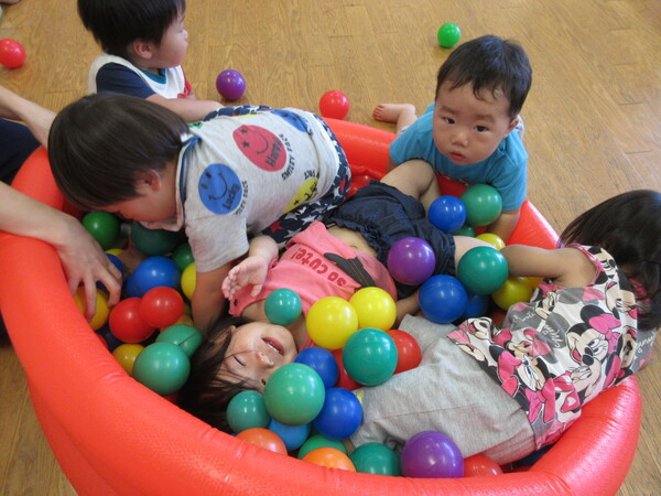ボールで遊んでいる様子