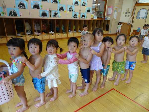 プールで遊んでいる様子 (1)