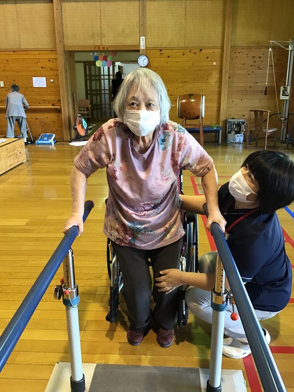 起立訓練中です