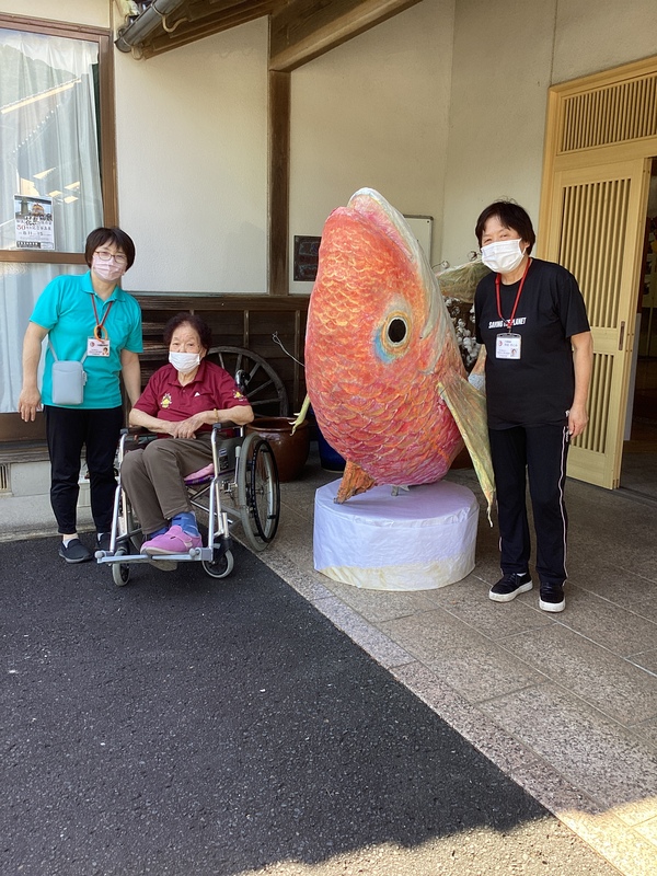 建物の前にて