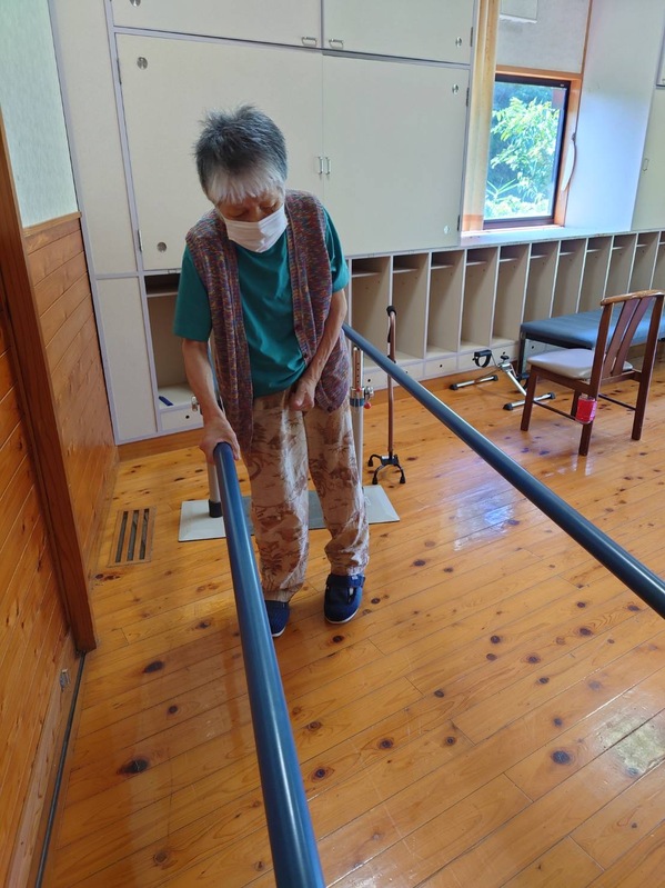 平行棒を使用し歩いています