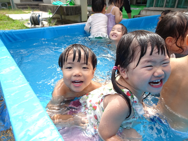 プール遊びをする子ども (4)