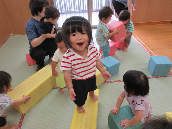プラフォーミングで遊んでいる様子