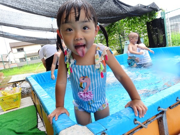 プールで遊ぶ子ども (5)