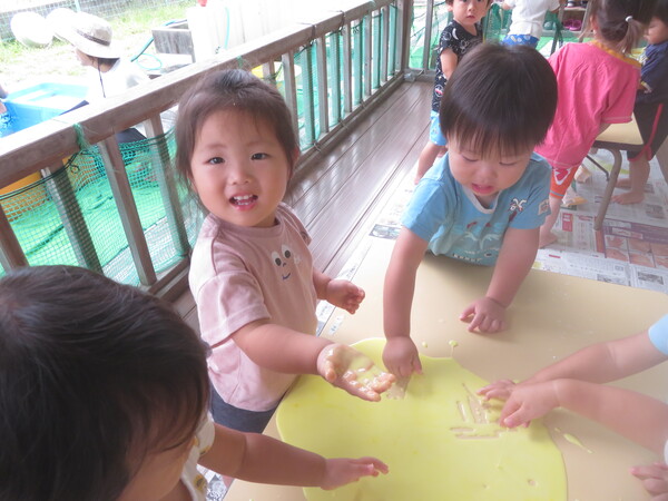 片栗粉粘土で遊ぶ子ども (1)