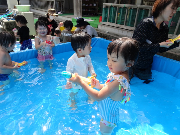 プールで遊ぶ子ども (3)
