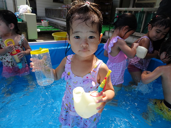 プールで遊ぶ子ども (4)