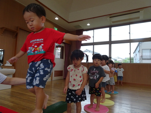 サーキット遊びをする子ども (5)