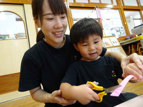 ハサミを使う子ども４