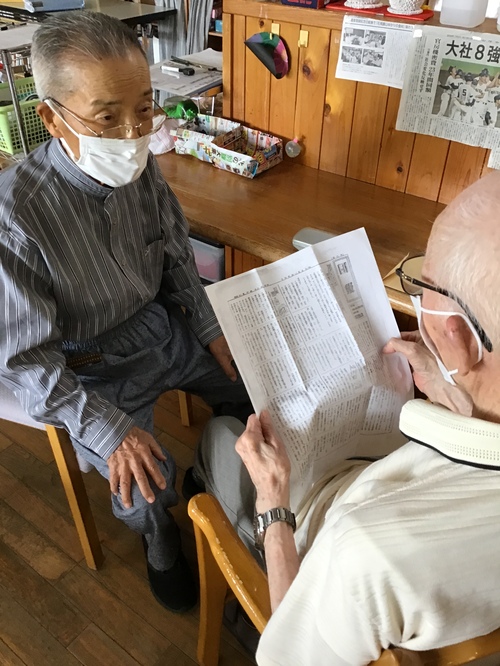 団報を読んでいます