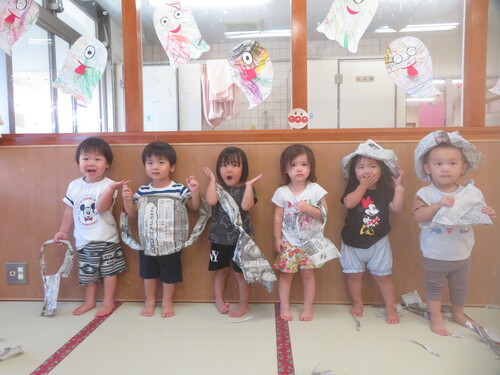 新聞紙で遊ぶ様子 (3)