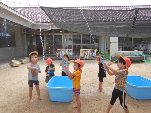 水鉄砲で遊んでいる様子