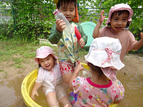 泥んこ遊びをする子ども (5)