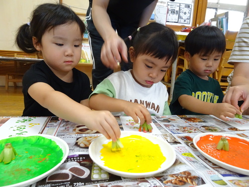 製作を楽しむ子ども (3)