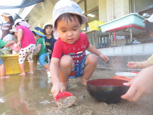 どろんこ遊びをする様子 (2)