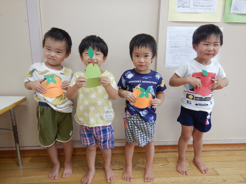 完成した果物を見せている子どもたち