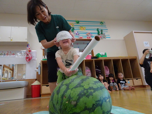 スイカ割りを楽しむ子ども (2)