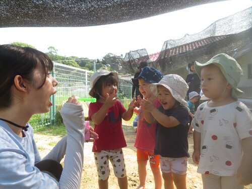 しゃぼん玉遊び (2)